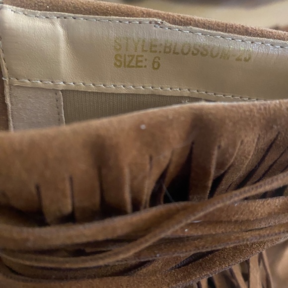 Adorable suede fringe booties size 6 - Picture 6 of 6